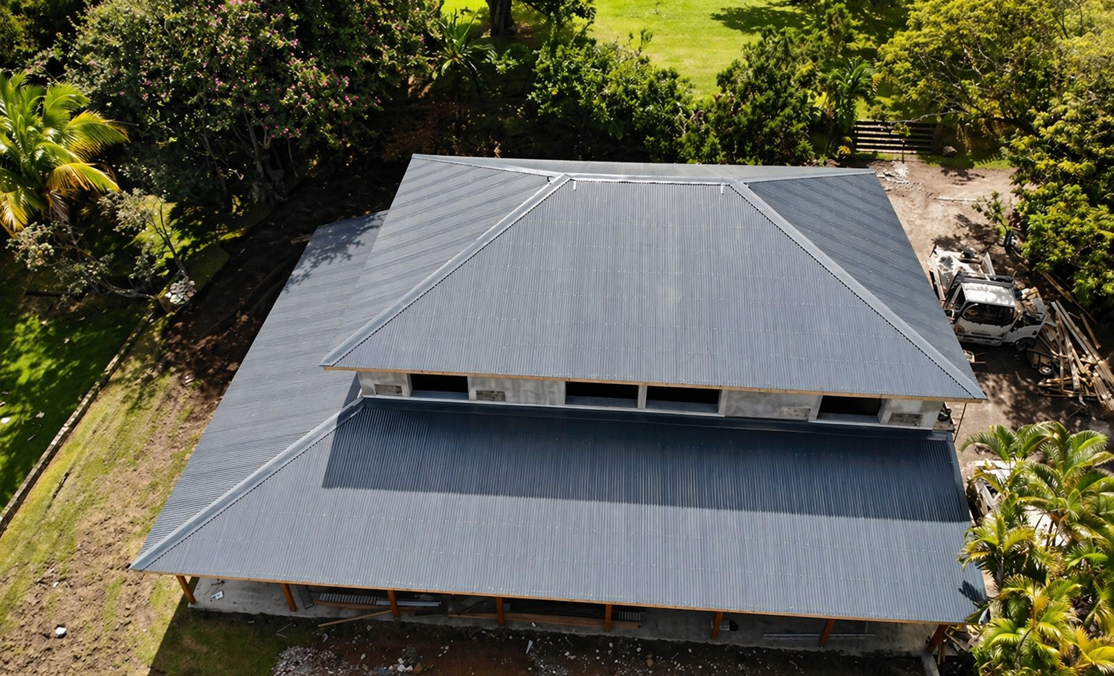 Réalisation toiture vue aérienne Martinique — MCBC-ACI